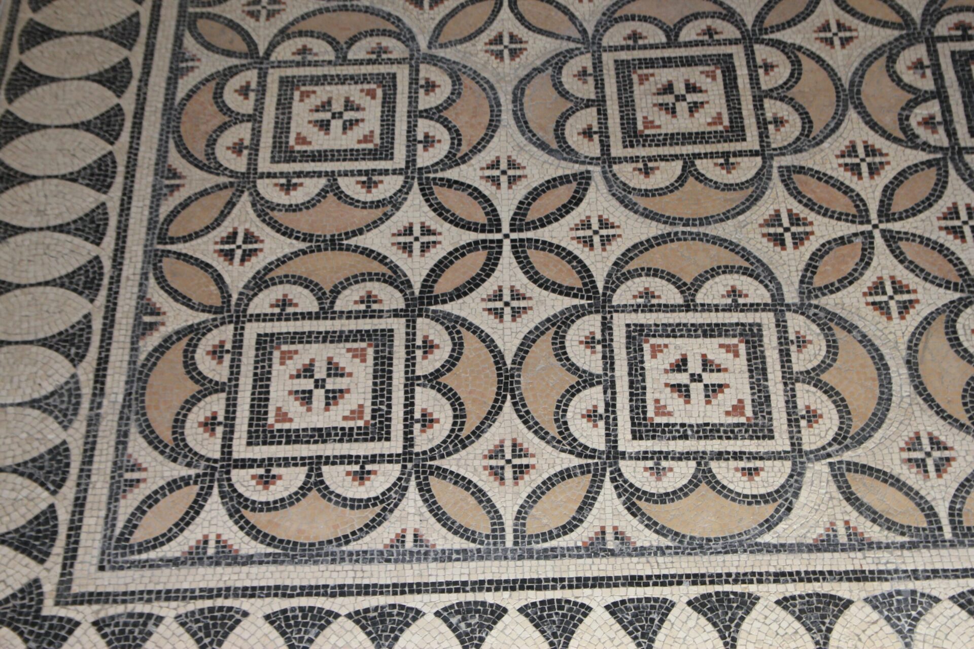 Falso mosaico em barro